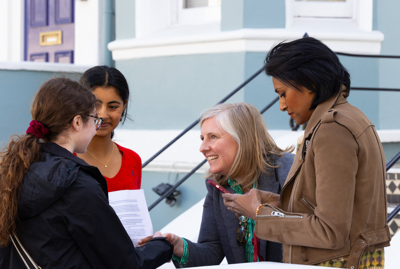 Hopi Hoekstra with students from St. Paul's Girl's School and British mechanical engineer Shini Somara