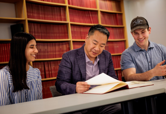 A tutor speaks with students