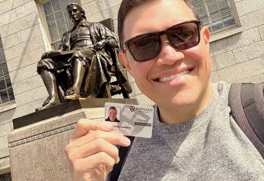 Jose Quiles in front of the John Harvard statue