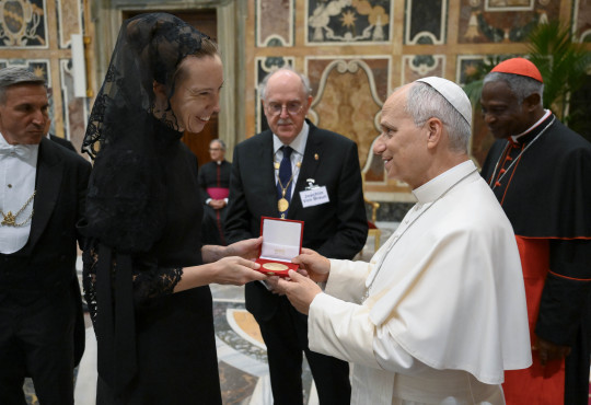 Karin Öberg, in black, accepted the Pius XI Medail from Pope Leo XIV in Vatican City.