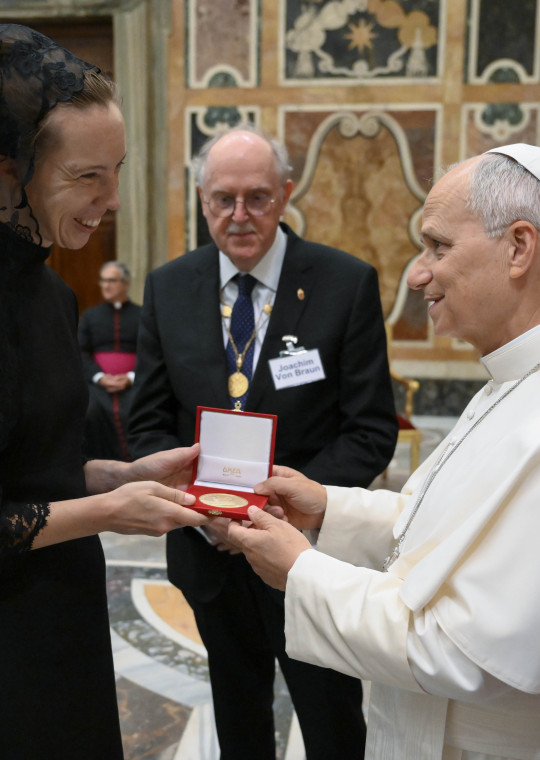 Karin Öberg, in black, accepted the Pius XI Medail from Pope Leo XIV in Vatican City.