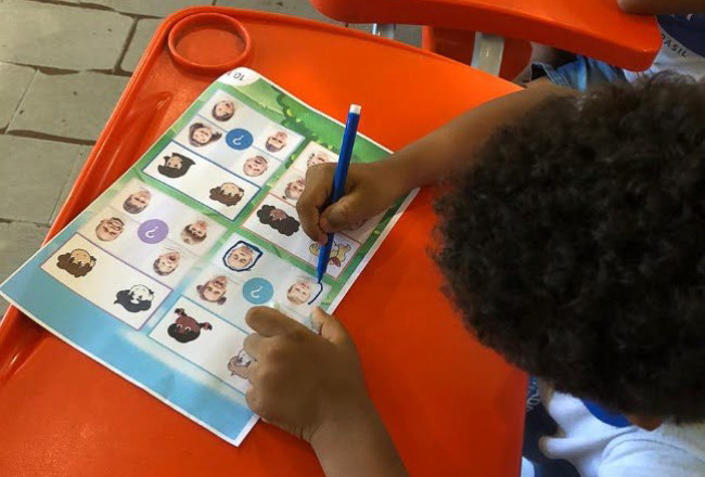 Brazilian children playing a board game from the CuriousMind curriculum