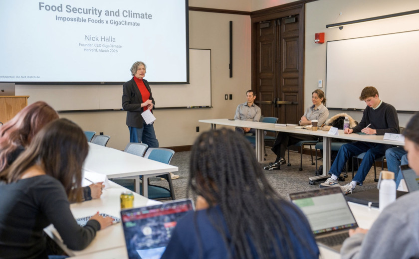 Professor Lene Hau speaking to a class of students