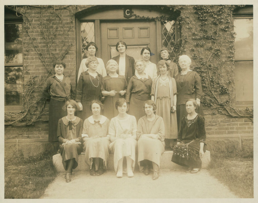 A black-and-white group photo from 1925 of women working at the Harvard Observatory